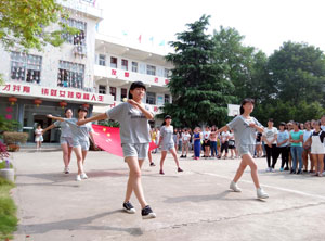 我校举行新学期第一次升旗仪式