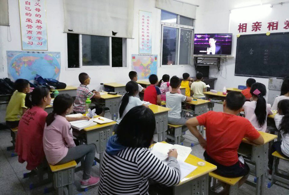 我校组织学生观看《开学第一课》