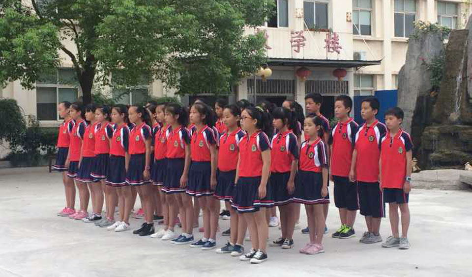 我校组织新生进行军训活动