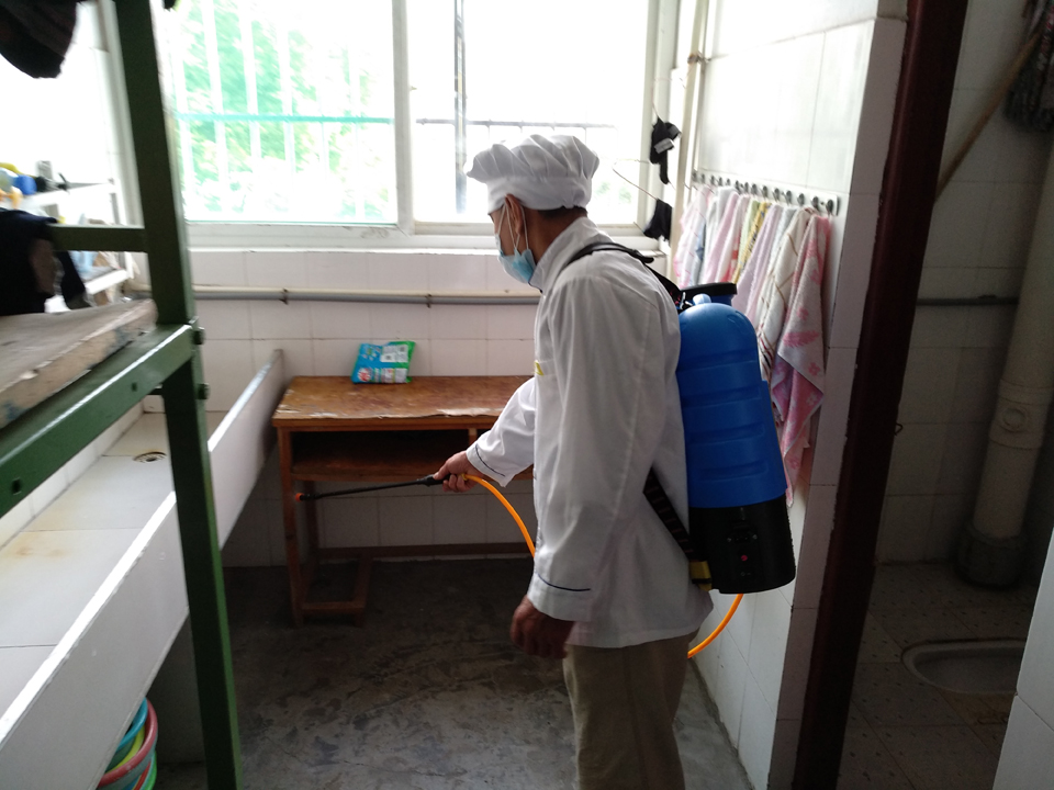 我校利用国庆假期开展卫生防疫消毒工作