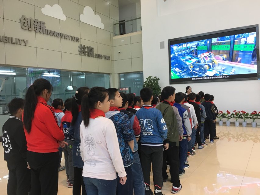 小学部全体学生参观伊利牛奶厂生产线