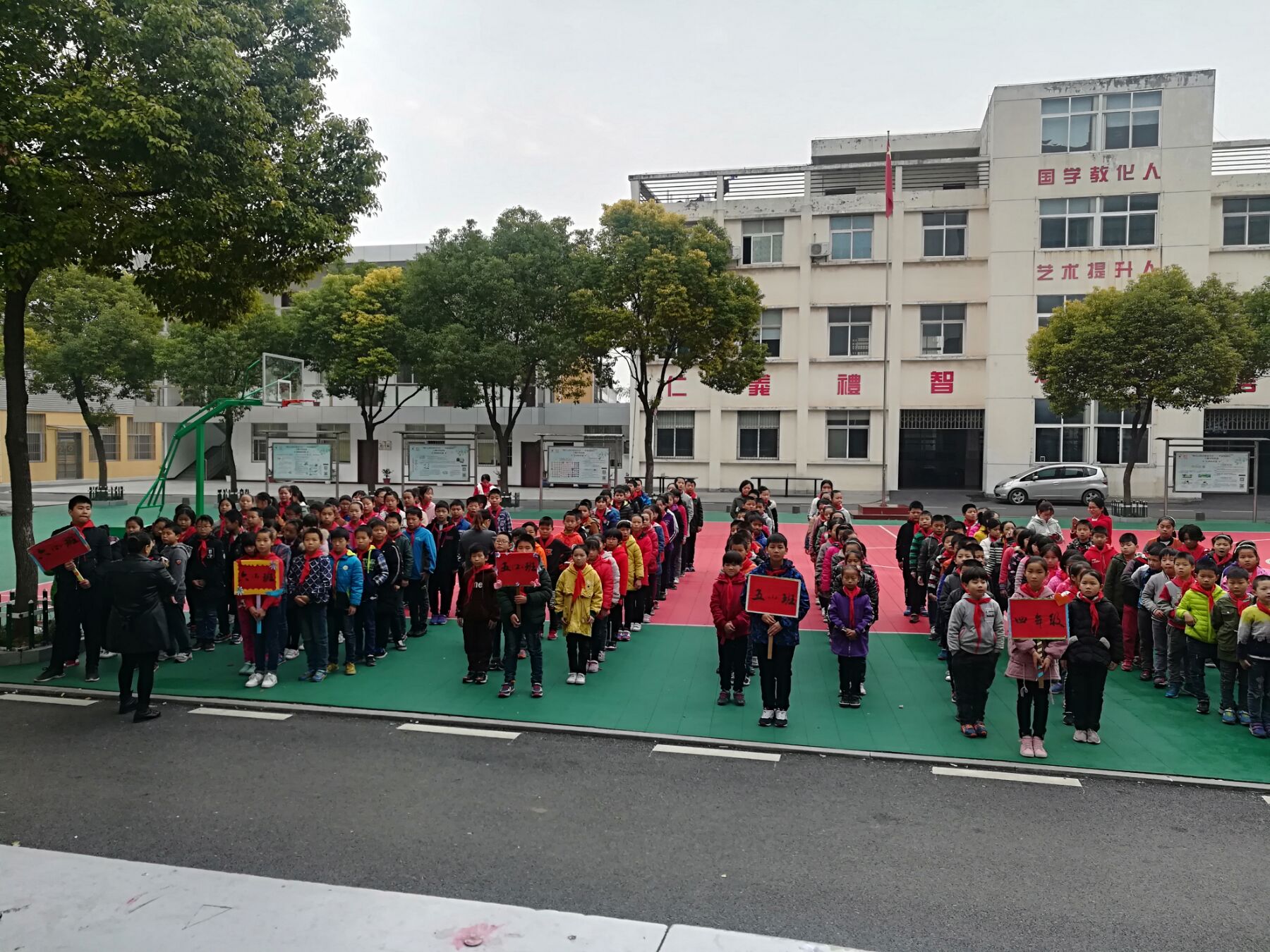 鄂东女子学校小学部2018年秋季趣味运动会剪影