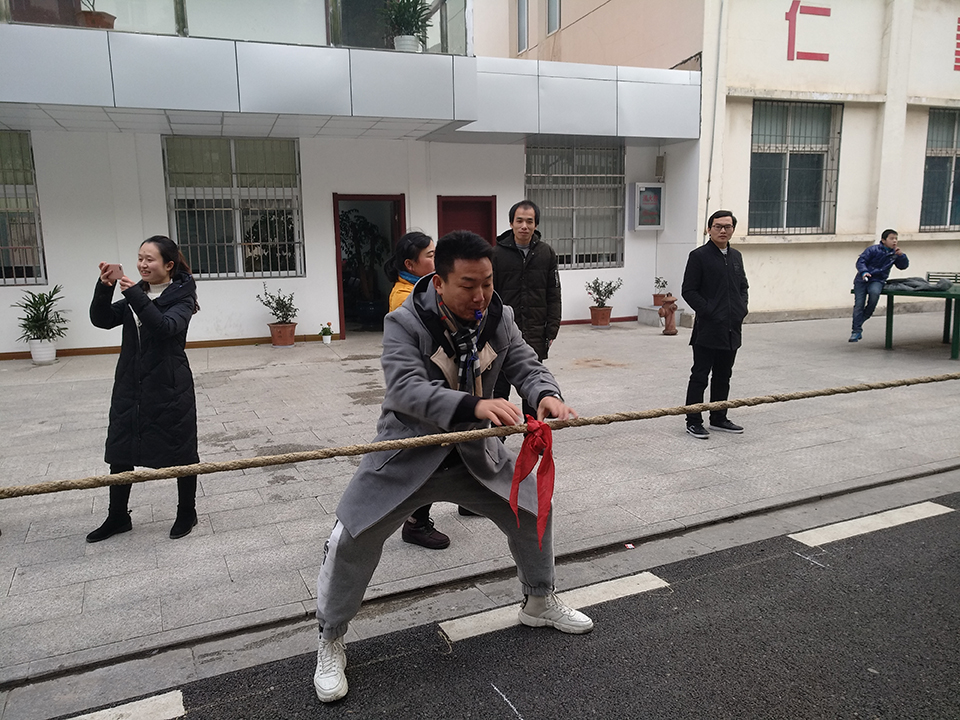 凝心聚力,团结拼搏——我校初中部组织开展拔河比赛活动