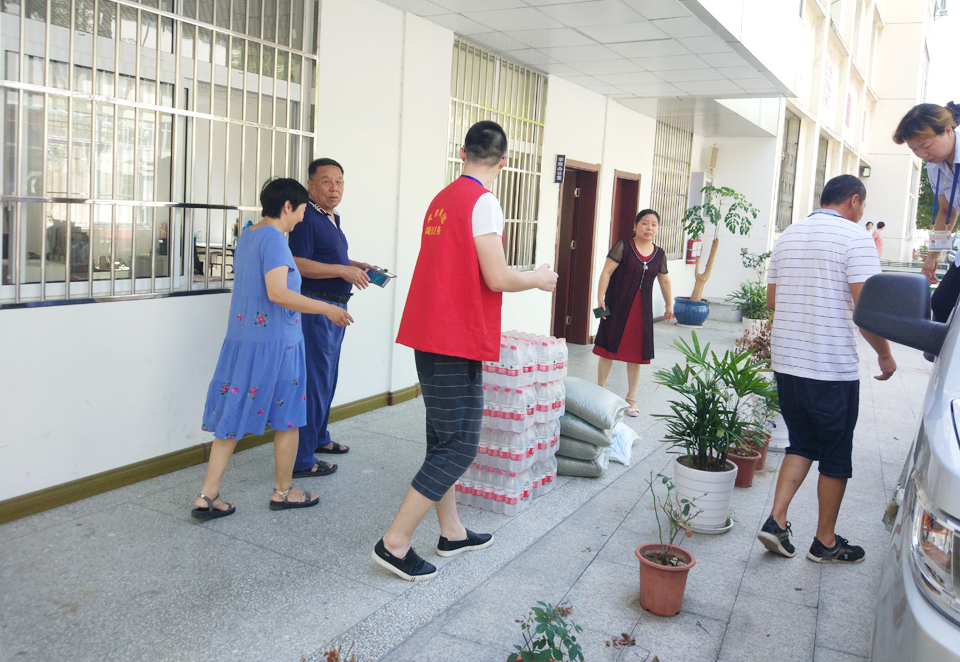 黄冈市总工会“送清凉”慰问一线职工