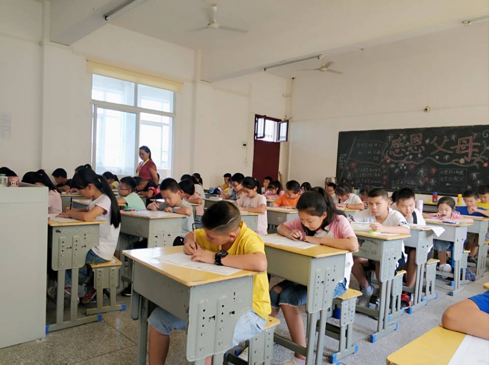 我校中小学部举行入学考试