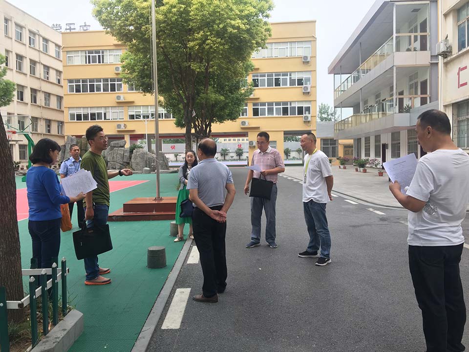 黄冈市市场监督管理局、教育局等联合检查组来我校检查指导食品安全工作
