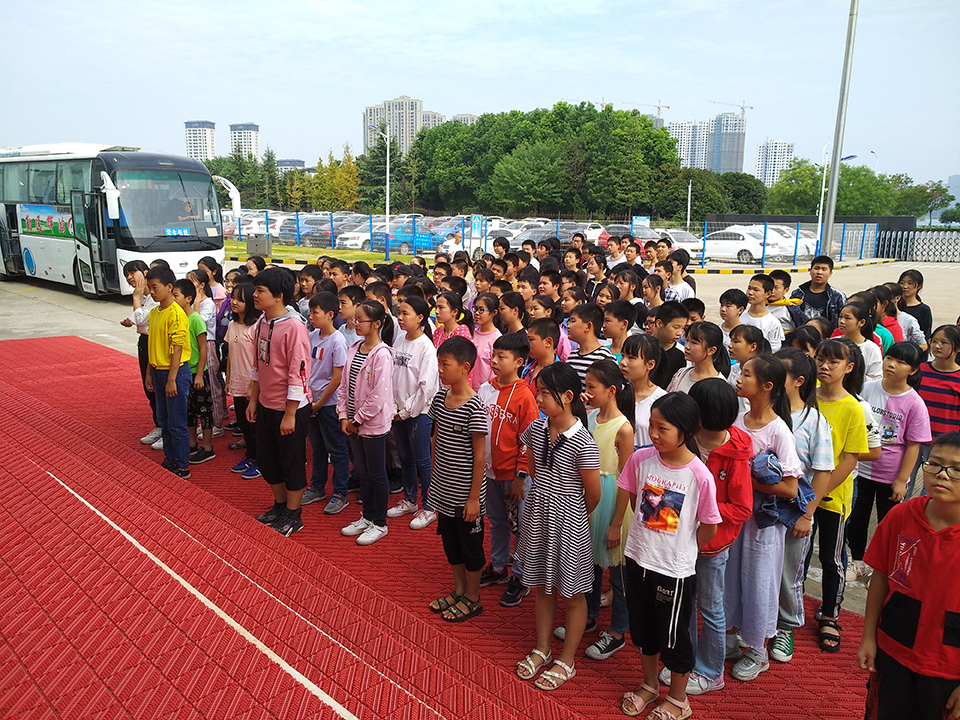鄂东女子学校初中部参观伊利工厂