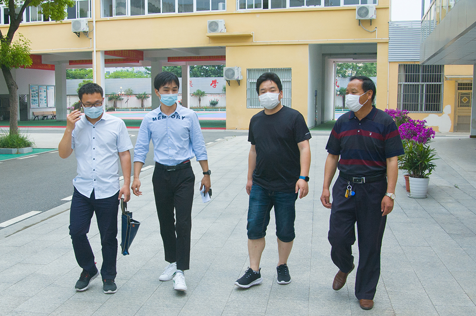 黄冈市教育局、黄冈市市场监督局联合检查组，来我校检查指导工作