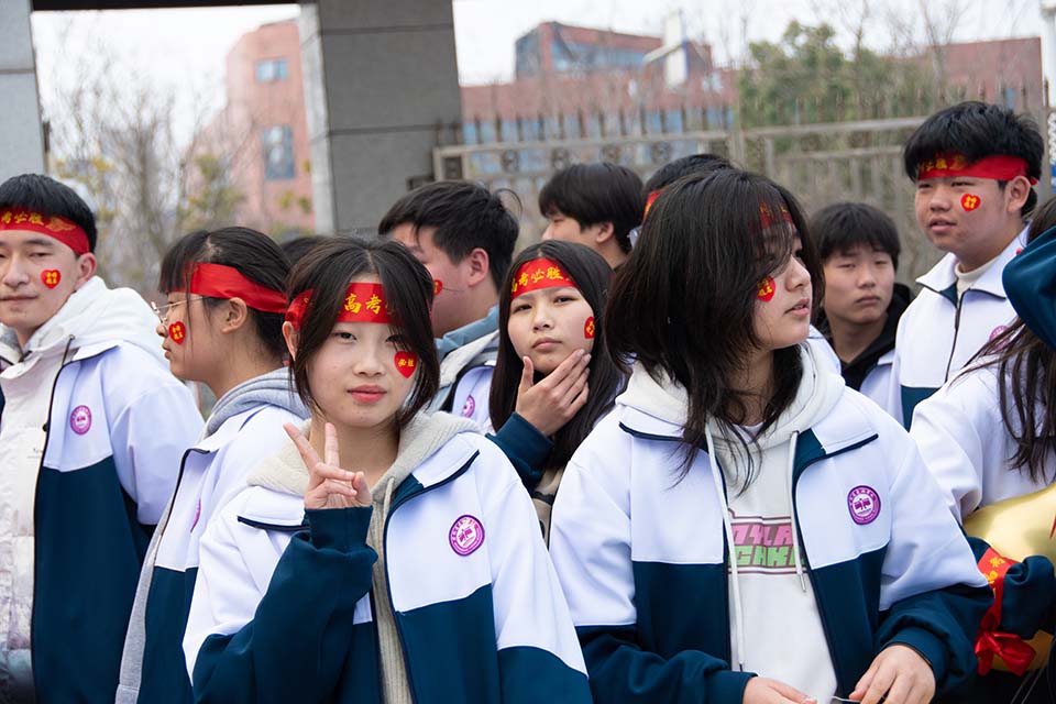 誓师百日酬壮志，亮剑高考铸辉煌——黄冈遗爱湖学校隆重举行2024届高考百日誓师大会