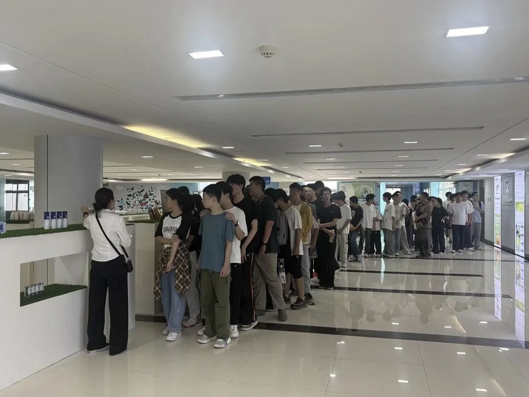走进伊利，探秘“一杯好奶”的诞生——我校组织初中部、高一年级学生参观伊利公司