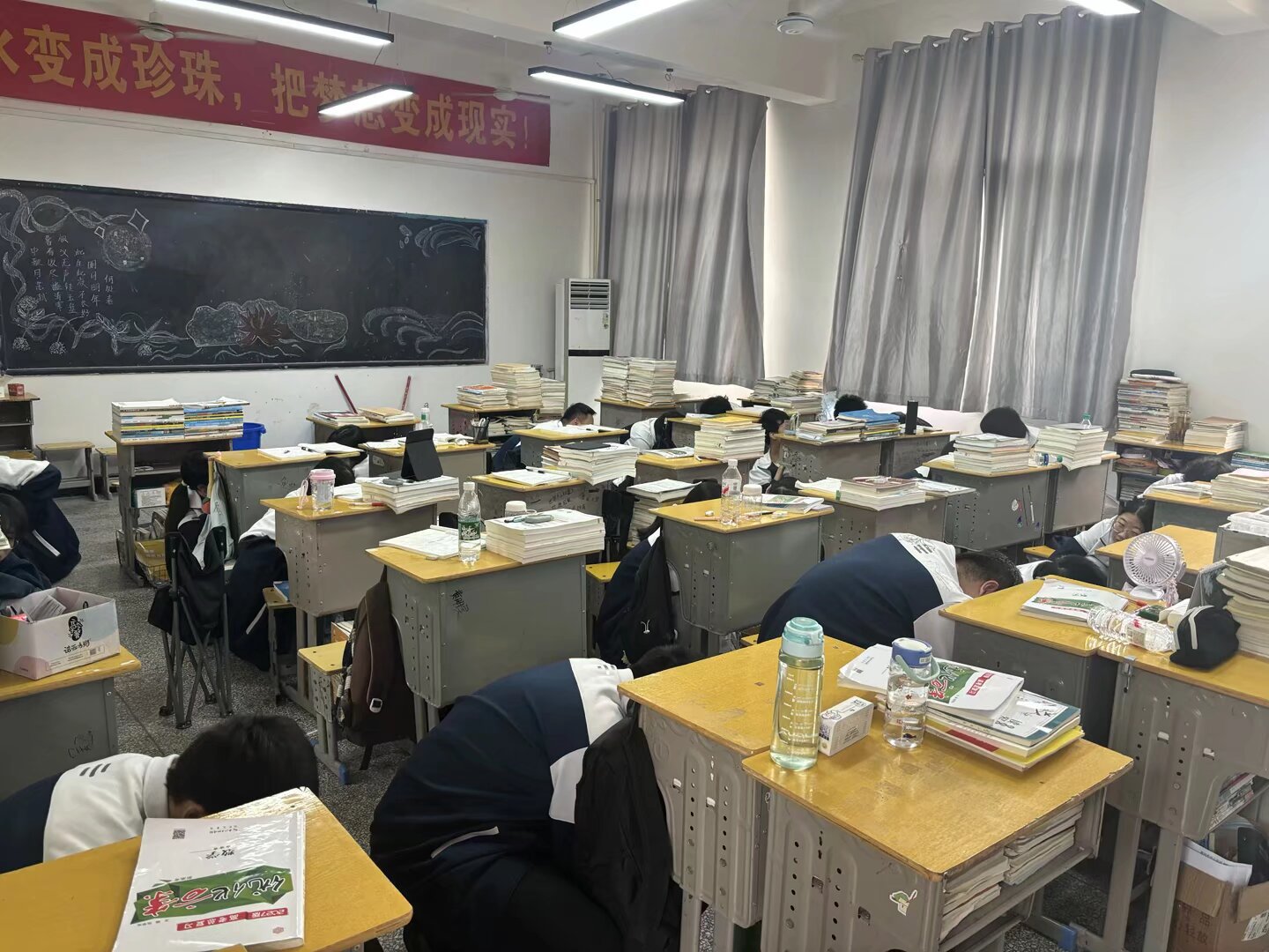 黄冈遗爱湖学校开展“九一八”防空应急疏散演练